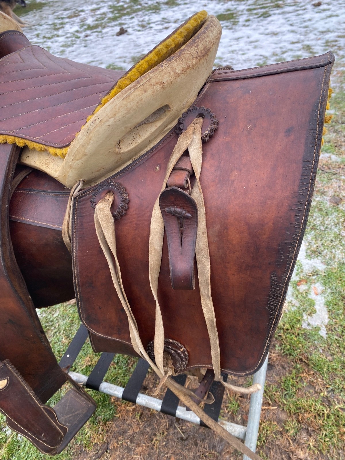 Vintage/Antique Galindo 14” Mexican vaquero saddle w/saddle bags, sword scabbard