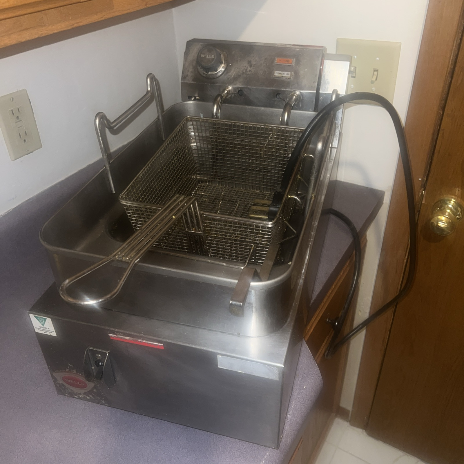 Wells 5E-F15 15 lb. Electric Countertop Fryer - 208-240V, 4319/5750W UUU