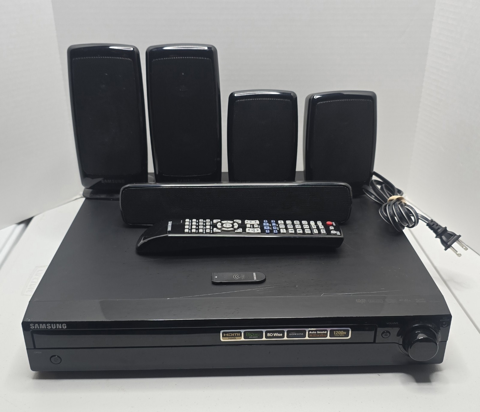 Samsung HT-Z520 5 Disk CD/DVD Home Theater System (Tested, 5 Speakers + Wire)