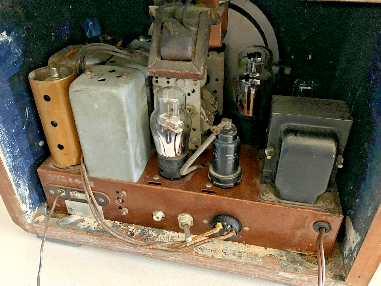 FABULOUS BLACK DIAL ZENITH CUBE MULTI BAND TUBE RADIO - Great Condition & WORKS