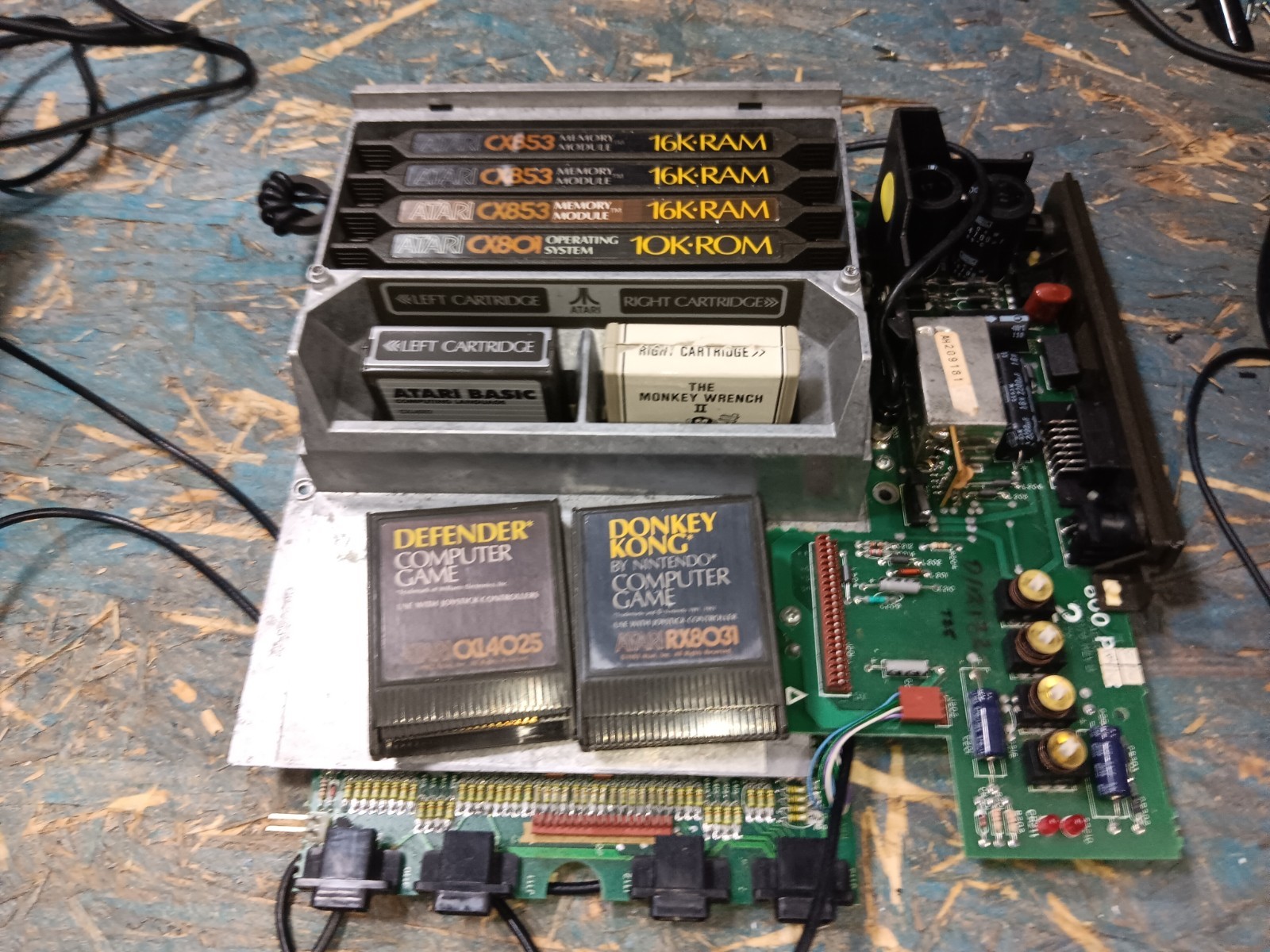 Atari 800 BAREBONES Motherboard-FULL RAM-GAMES-BASIC & MONKEY II-GOOD-SEE ALL