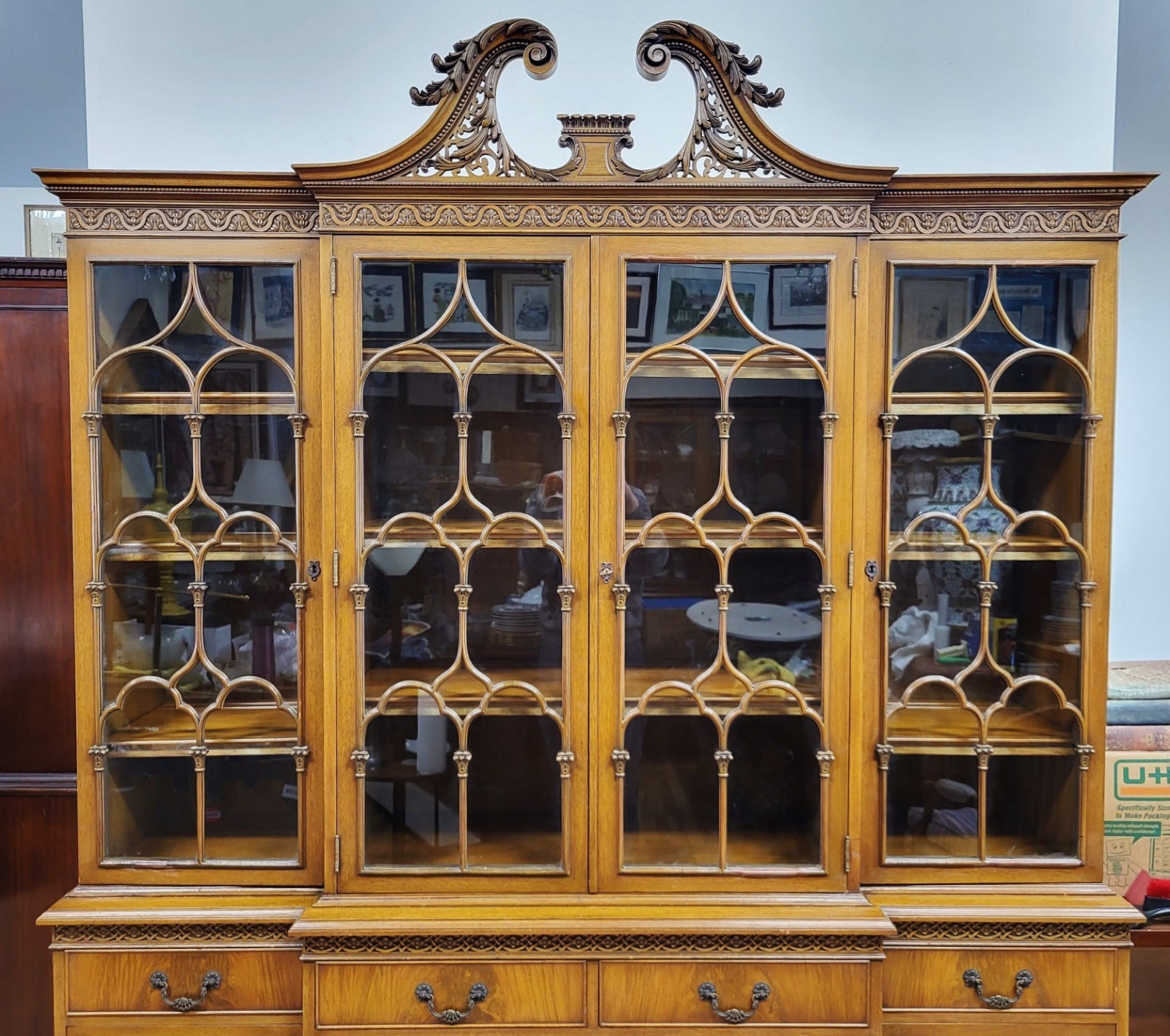 Antique AMERICAN English CHIPPENDALE Style Mahogany Arch Top BREAKFRONT Bookcase