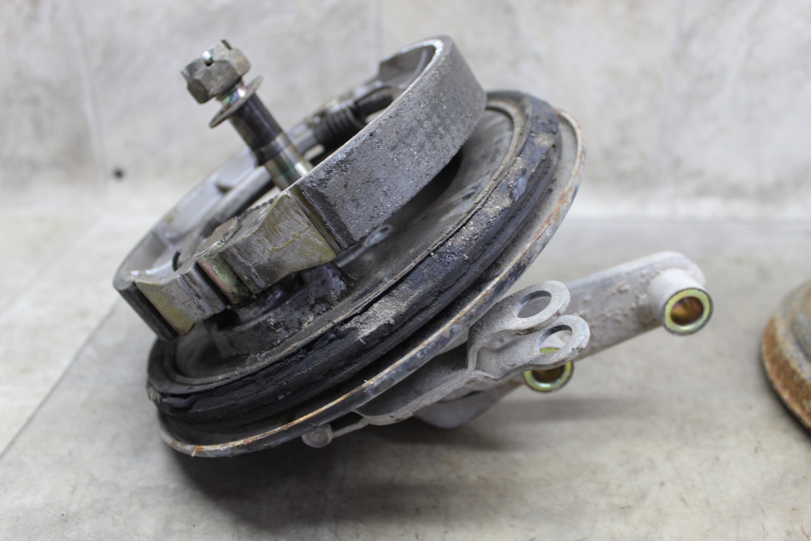 95-98 Yamaha Timberwolf 250 2x4 Oem Right Front Drum Brake Spindle Assembly