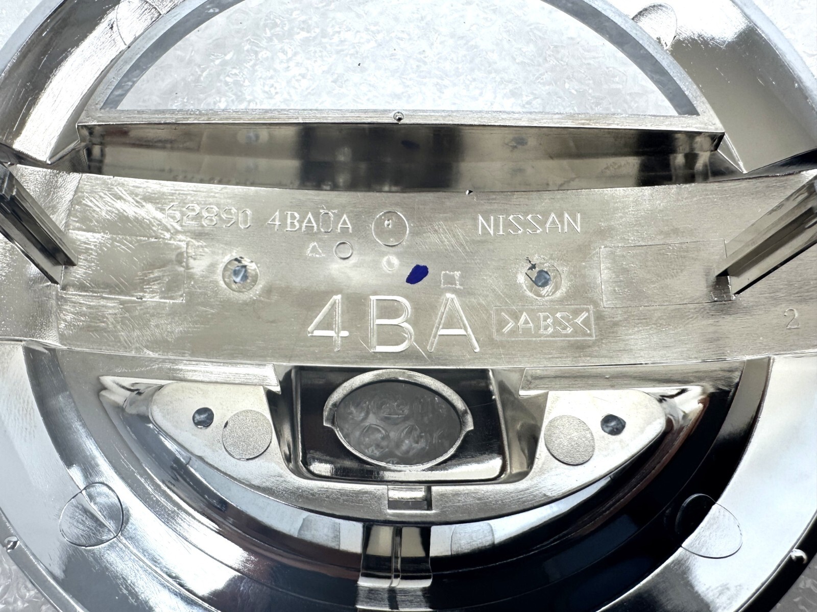 2015 16 17 18 19 20-2023 Nissan Murano front emblem w/camera spot 62890-4ba0a