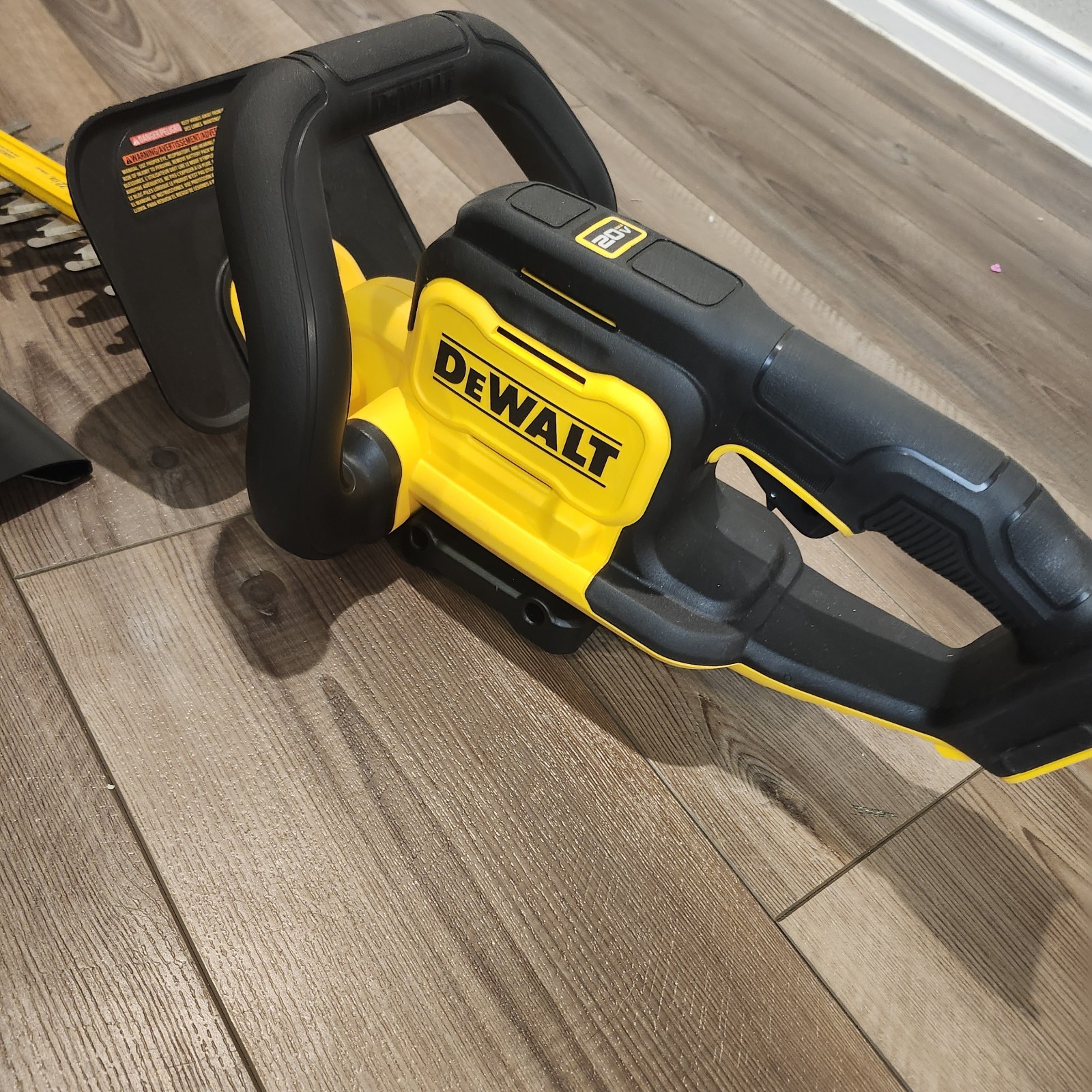 (DCHT821B) DeWALT 20V MAX 22 in. Cordless Hedge Trimmer - Tool Only