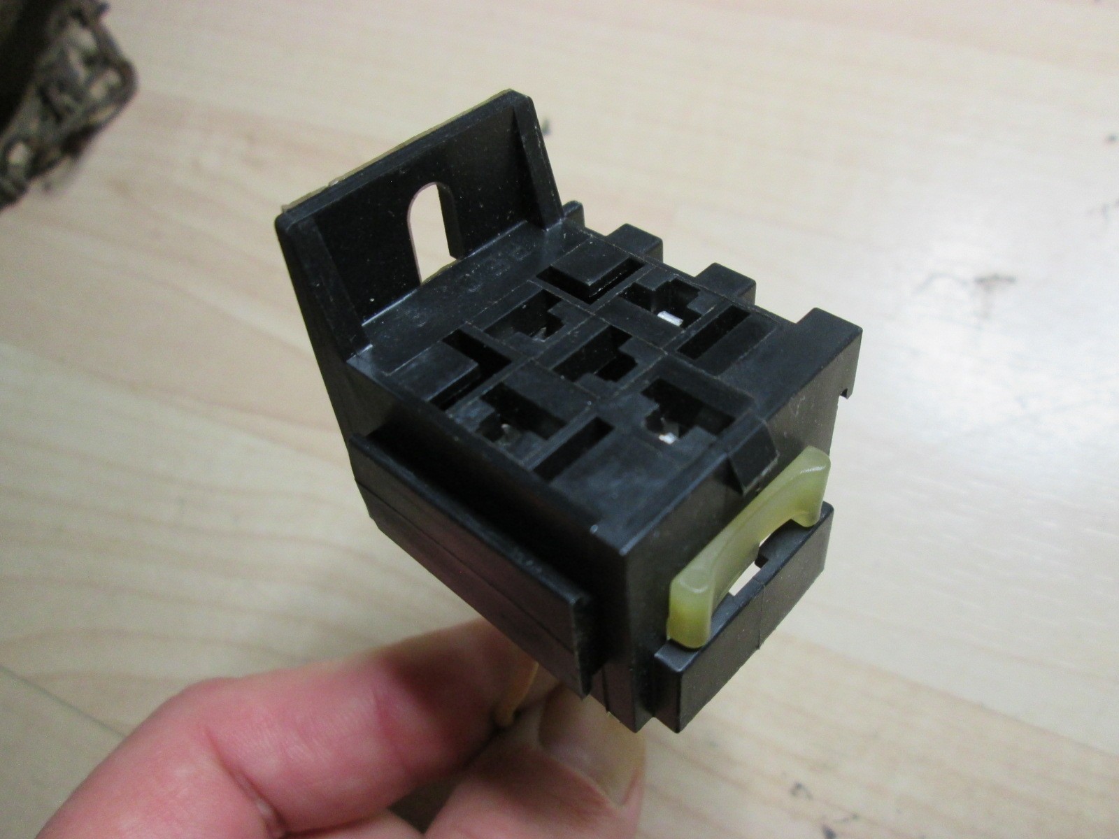 Heavy Duty Relay Socket for Standard 4-/5-Prong Automotive Relay 14 AWG #M225A
