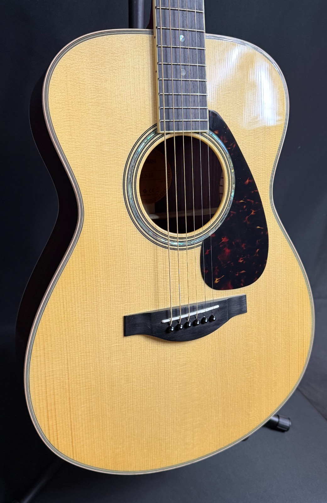 Yamaha LS16 ARE Grand Concert Acoustic-Electric Guitar Gloss Natural w Soft Case