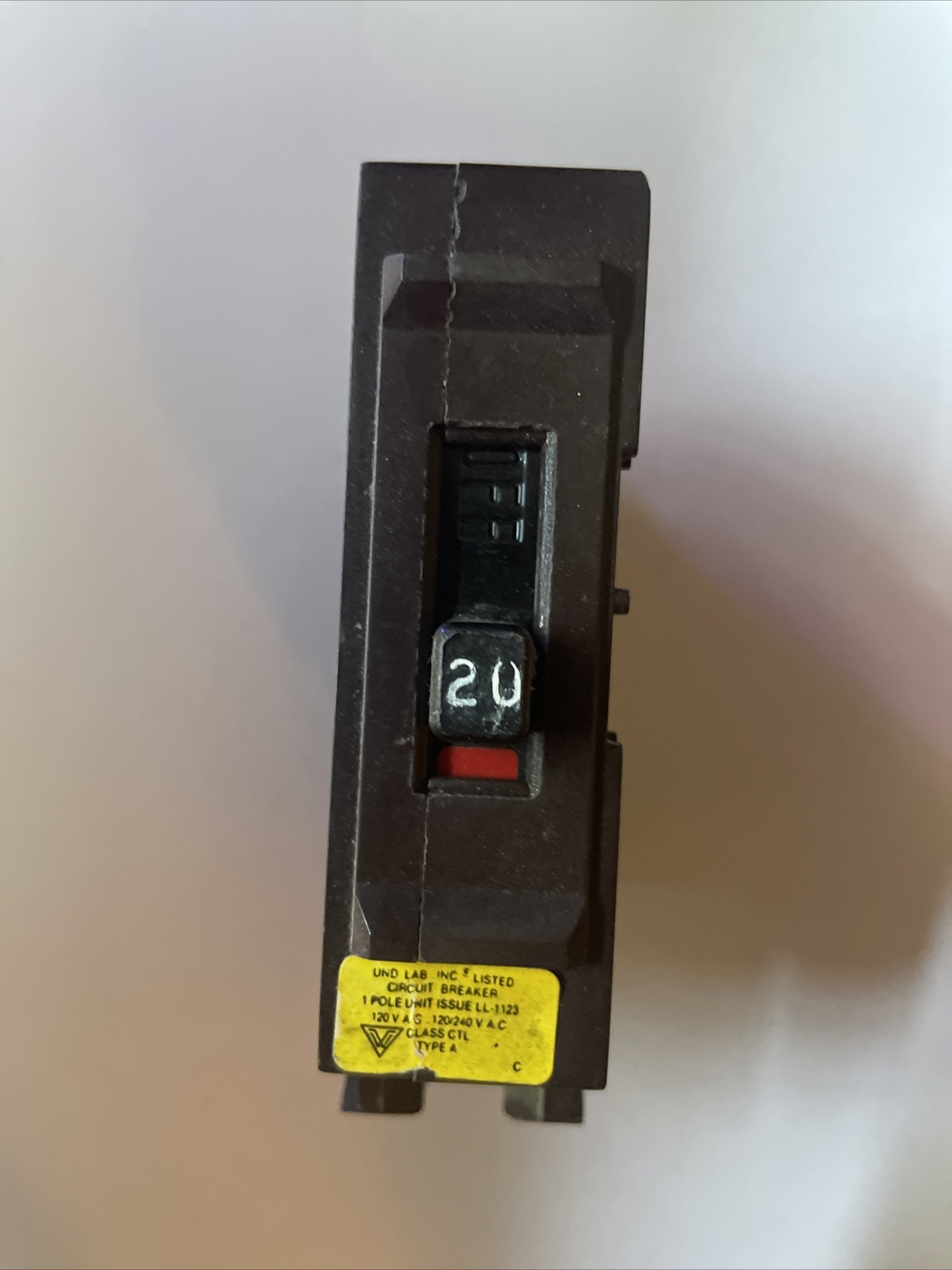 WADSWORTH 20 AMP 120V SINGLE POLE CIRCUIT BREAKER PLASTIC FEET TESTED