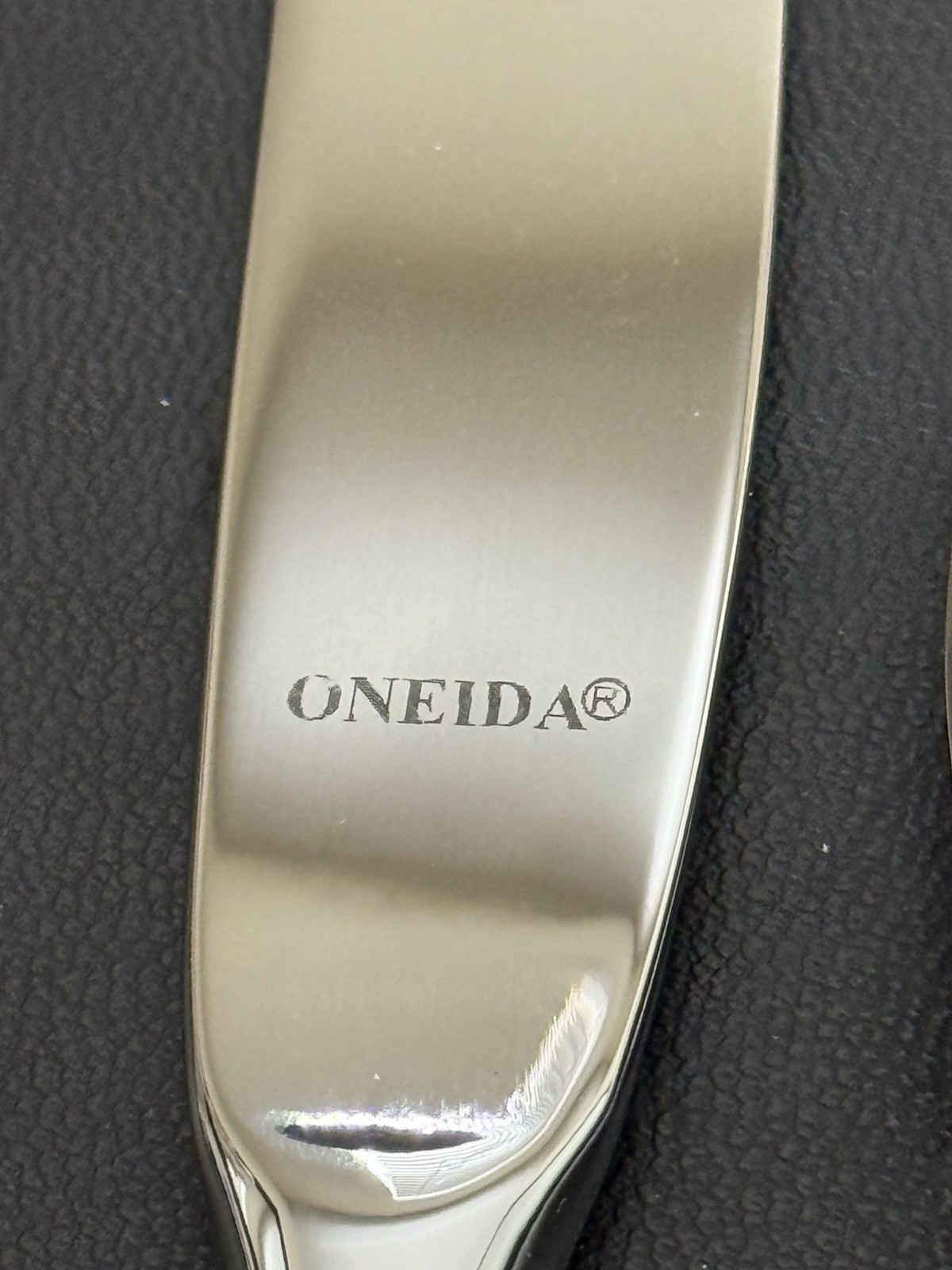 Oneida EASTON 18/10 Shiny Stainless Flatware 20 PC Set Service for 4 NEW IN BOX