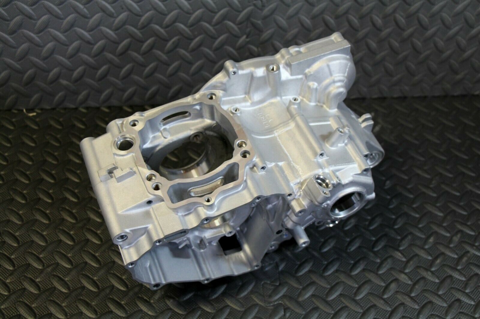 NEW YAMAHA YFZ450 YFZ 450 ENGINE LEFT RIGHT CENTER CASES CASE YFZ 450 2004 2005