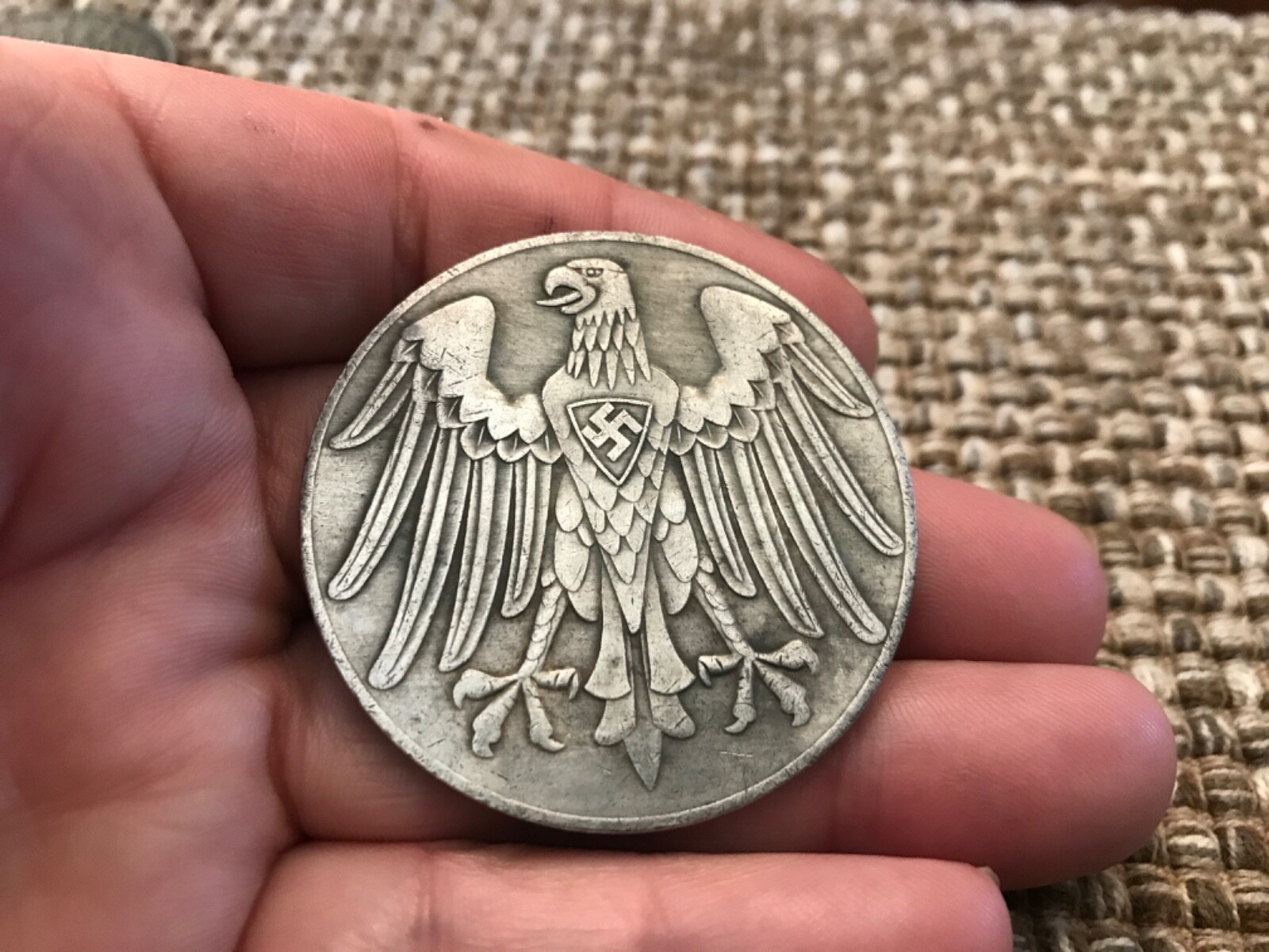 LARGE GERMAN COAT OF ARMS EAGLE WWII COMMEMORATIVE COIN
