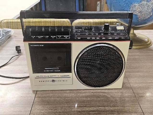 VINTAGE GE AM/FM RADIO/CASSETTE RECORDER MODEL 3-5244 WITH USERS MANUAL, WORKS