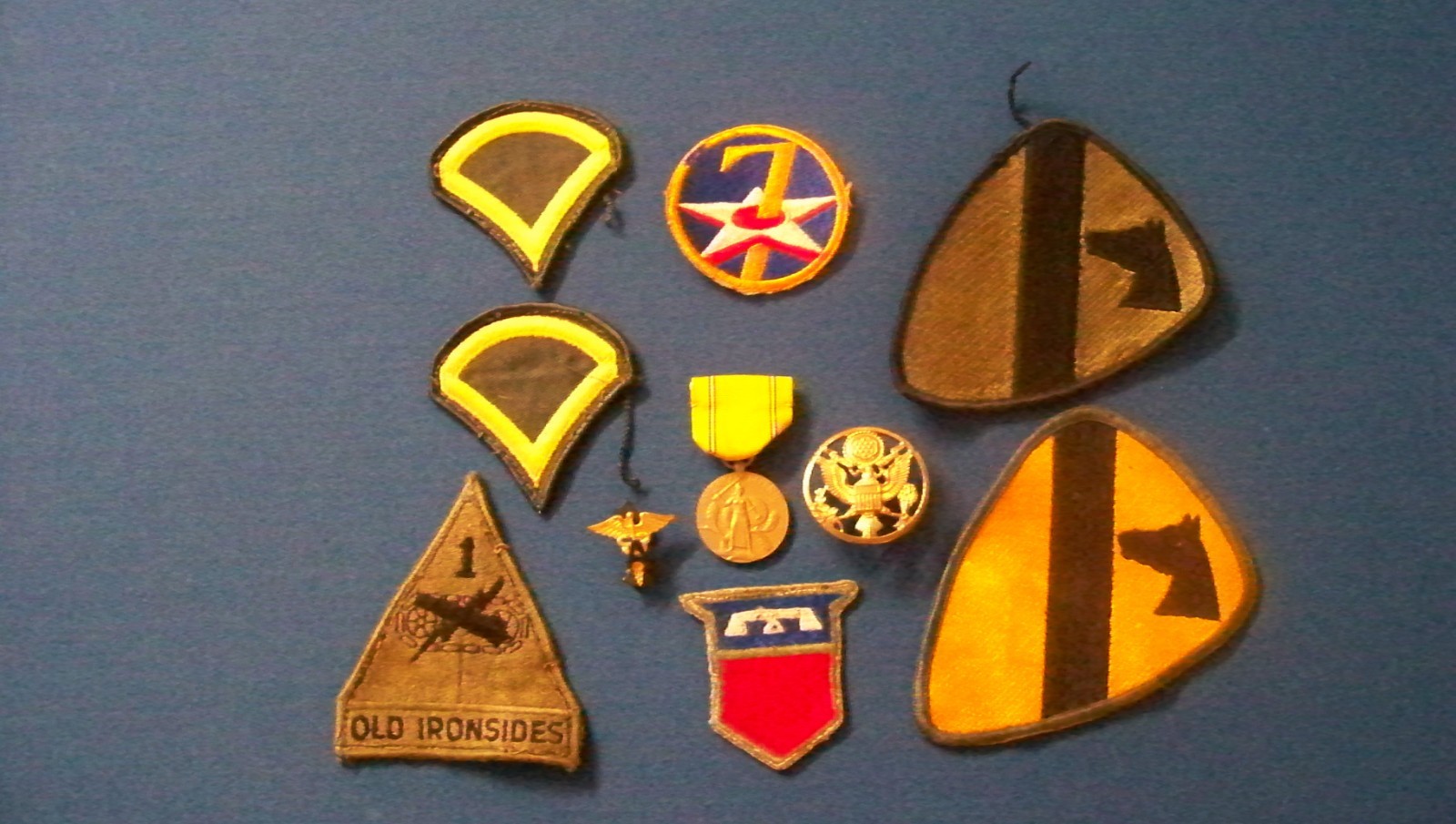 10 pieces vintage WW-2 pins, patches and medals. AUTHENTIC!