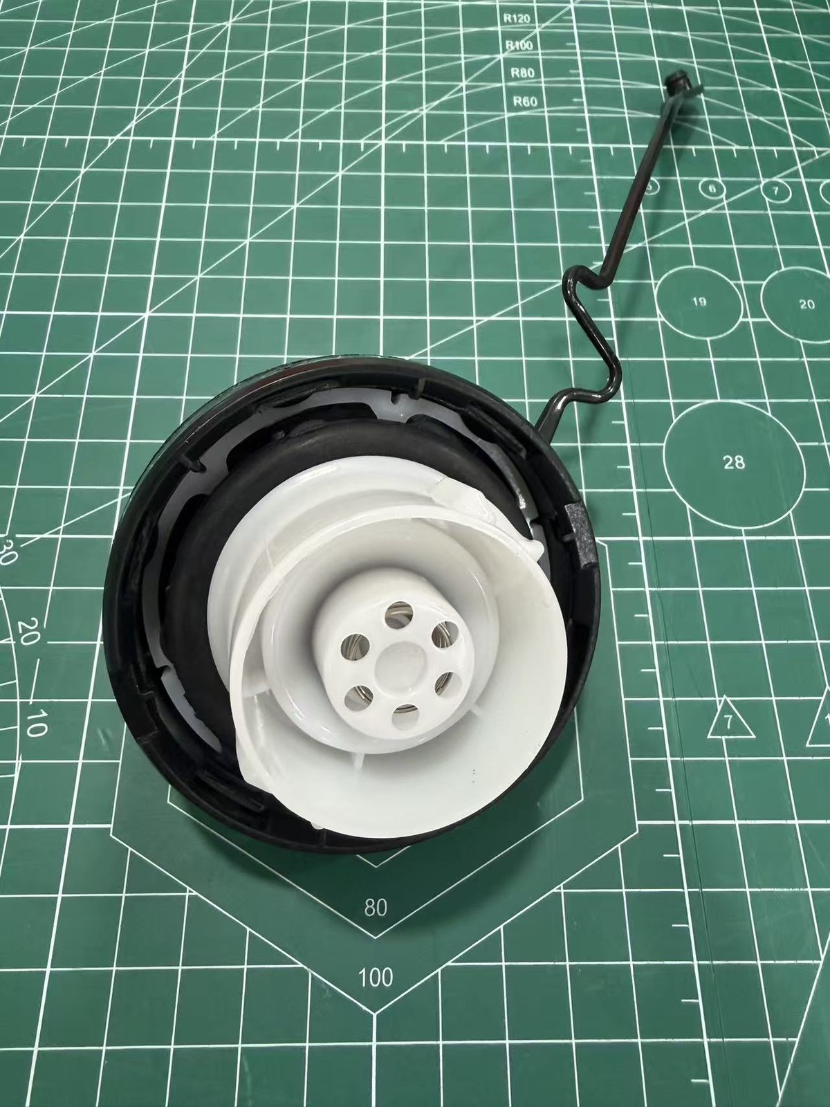 OEM 77300-33070 Fuel Tank GAS CAP Fit for Camry Lexus Tacoma 4Runner 77300-47010