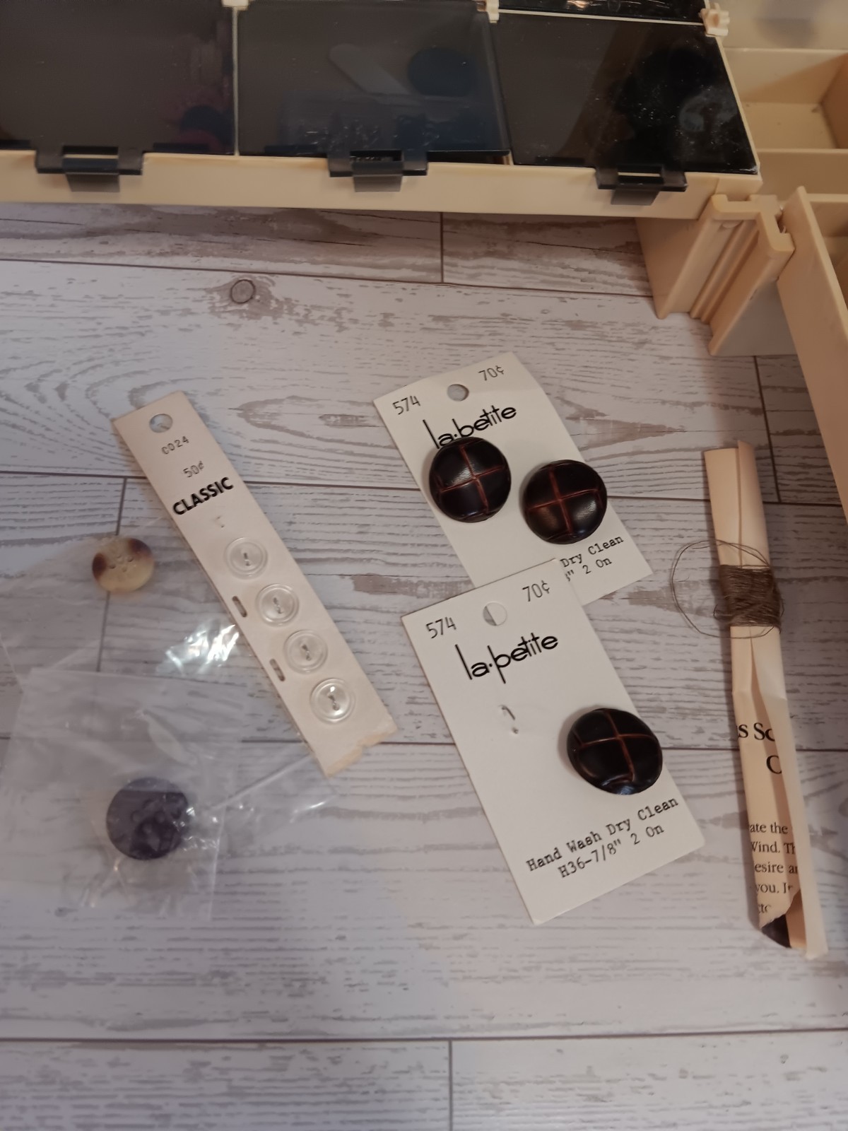 '83 World Wide Media Folding Sewing Caddy Spool Organizer Vintage Thread Notions