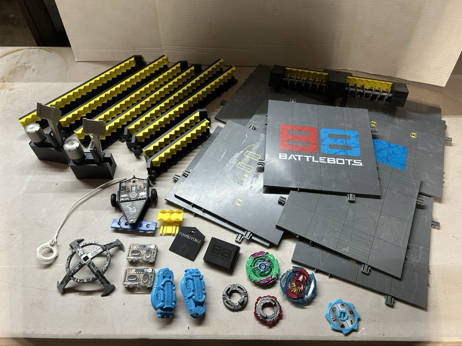 BattleBots Arena MAX Hexbug - Parts And Pieces
