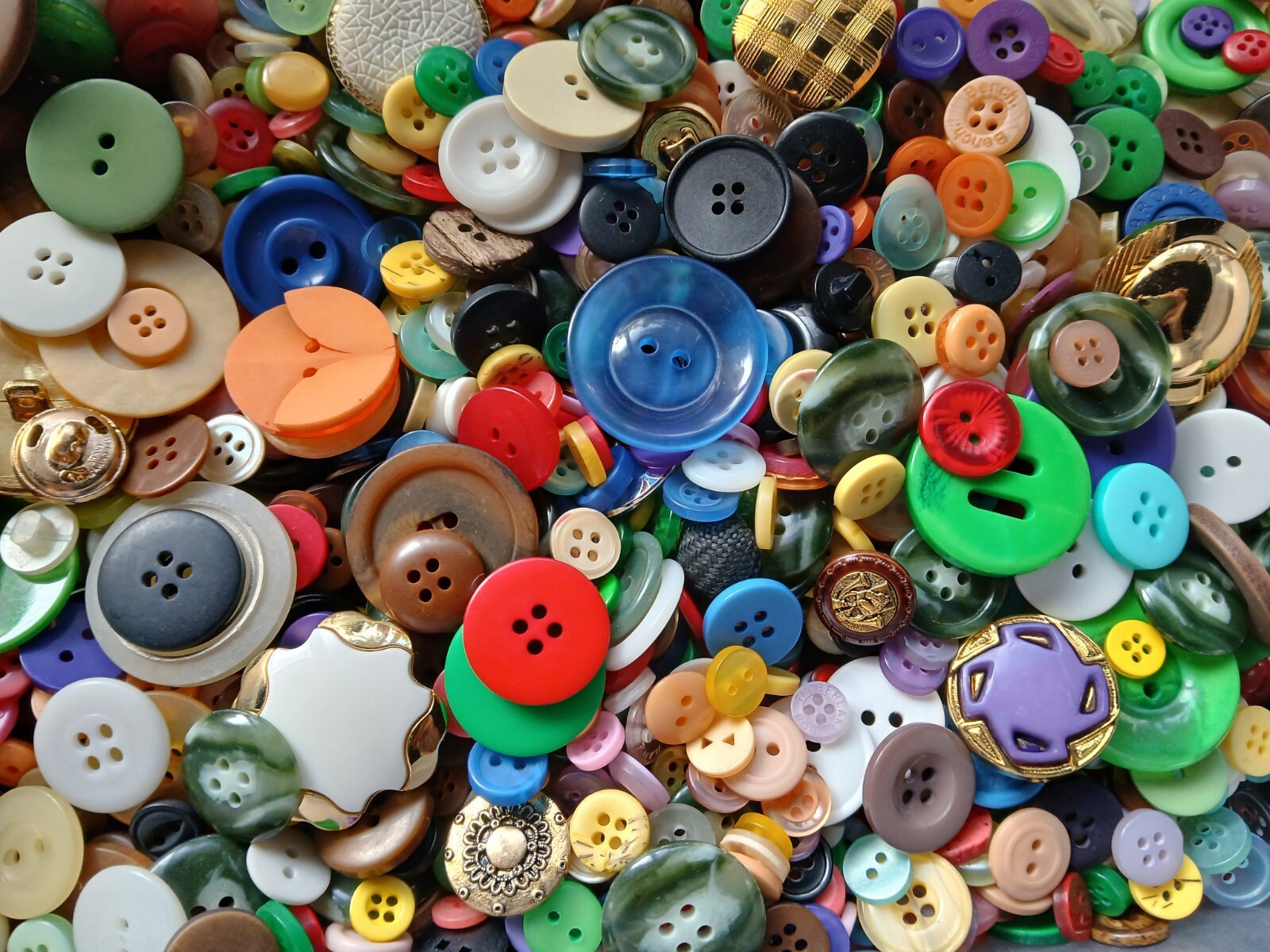 1000, 500, or 200 Sewing Buttons: Assorted Mix of New and Vintage
