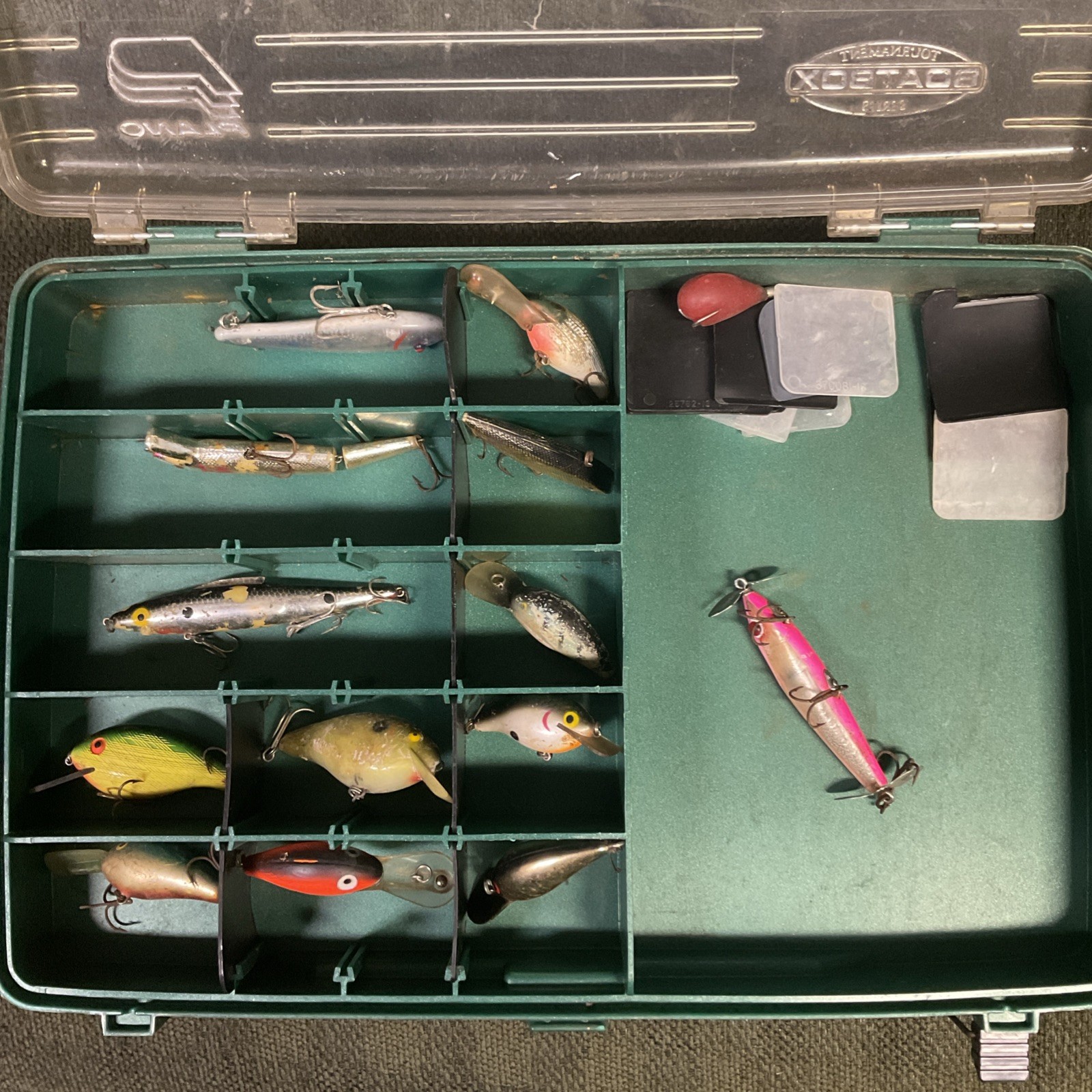 Vintage Plano Tacklebox "Boatbox" 2 Levels Green 39 Lures Inside