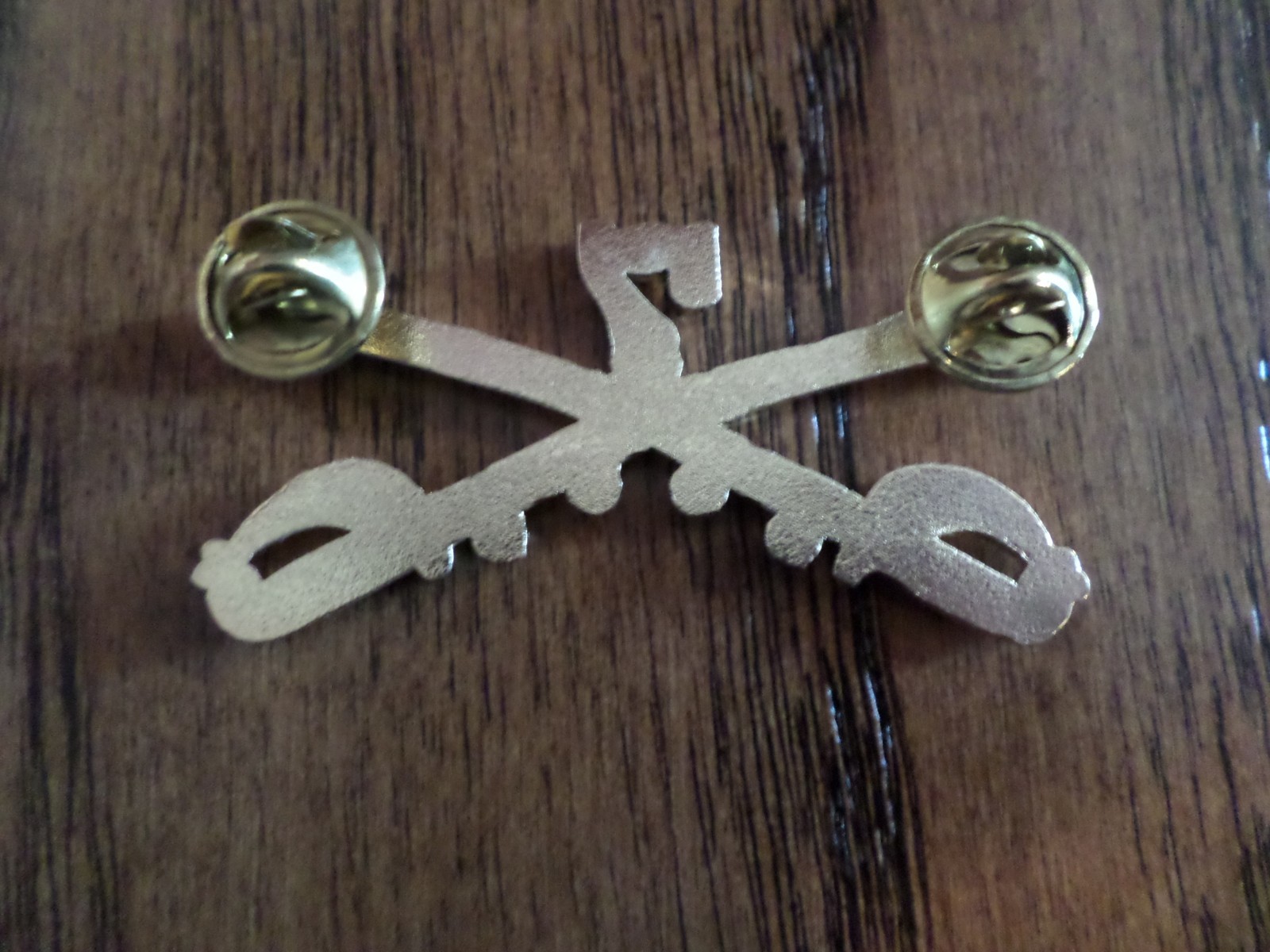 U.S MILITARY 7th CAVALRY METAL HAT BADGE PIN CROSSED SABERS SWORDS GEORGE CUSTER