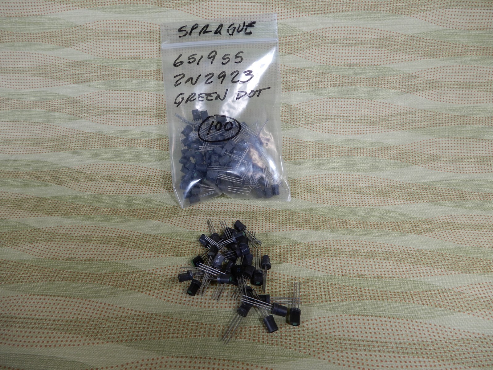 Sprague Green Dot 2N2926 NPN Silicon Transistors (100) NOS Hfe 247-352 Fuzz!