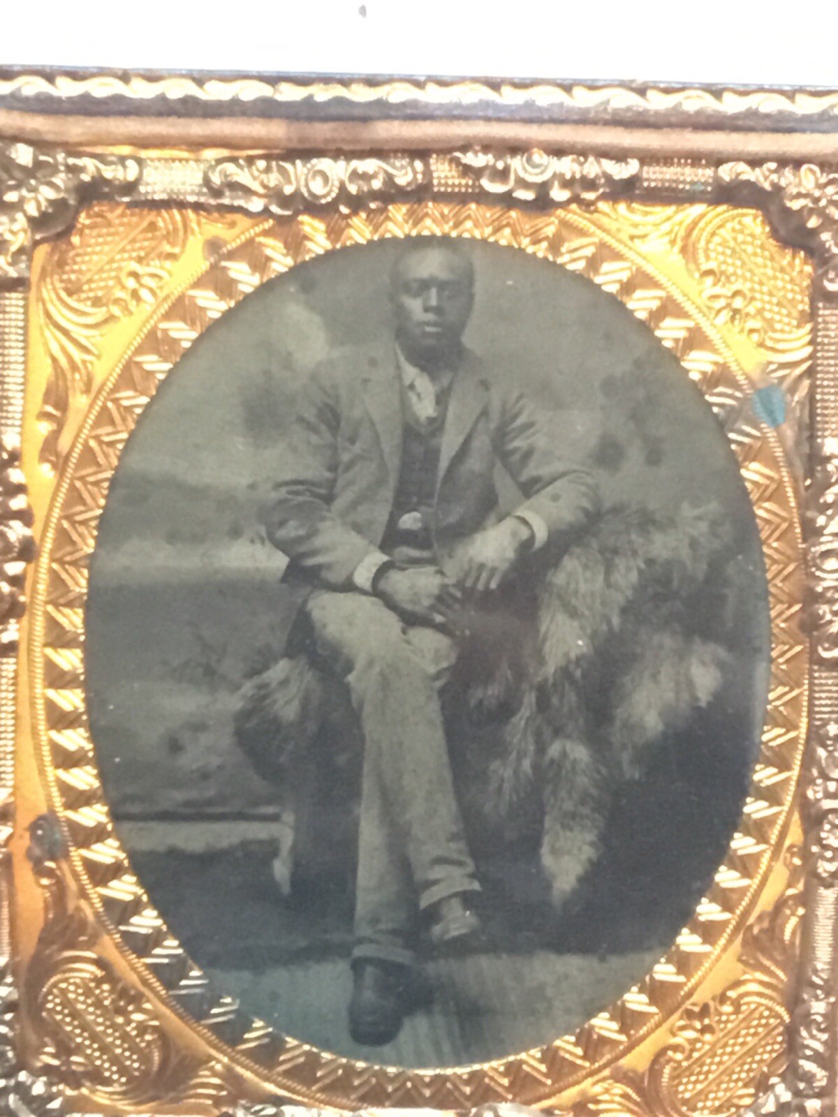 1800 HANDSOME WELL DRESSED AFRICAN AMERICAN MAN SUIT FUR RUG Tin Type Photo