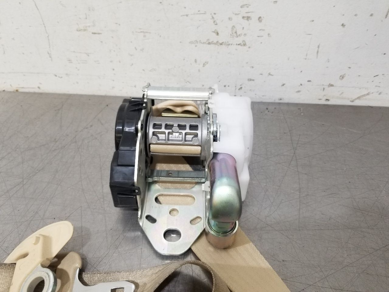 12 2012 LEXUS LS460 FRONT BUCKET SEAT BELT RETRACTOR BEIGE LEFT DRIVER