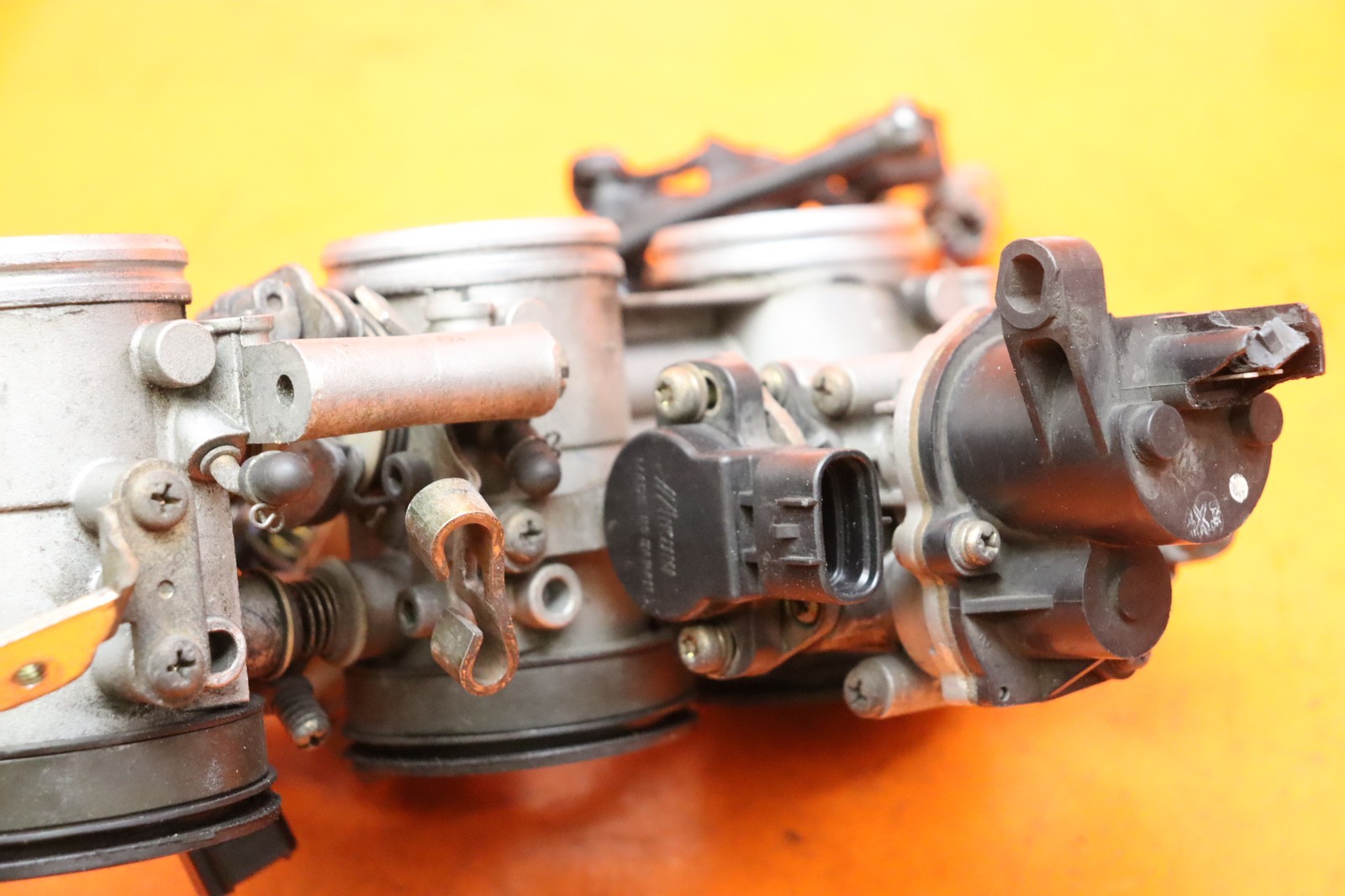 2004-2005 KAWASAKI NINJA ZX10R OEM MAIN FUEL INJECTORS / THROTTLE BODIES