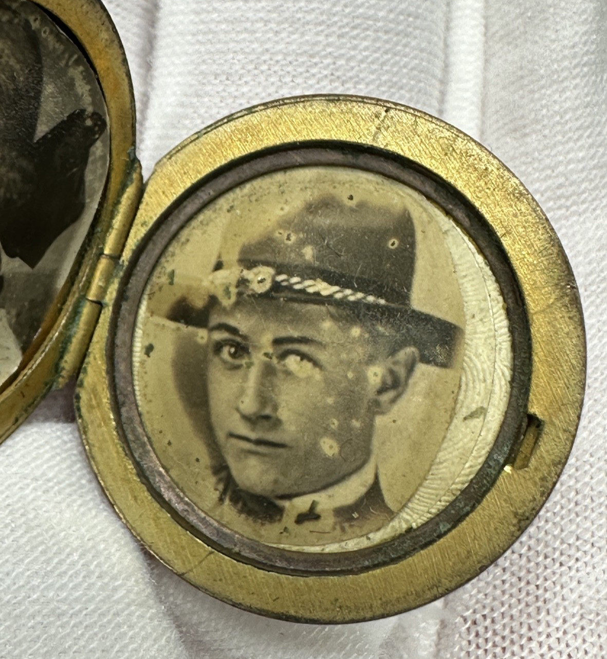 ANTIQUE GOLD FILLED PHOTO LOCKET WITH GREAT PHOTOS N122