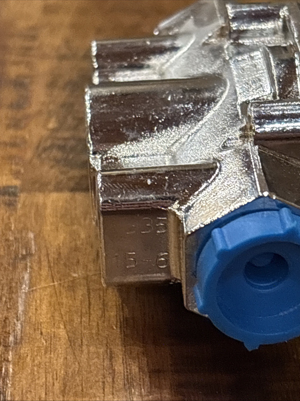 Holley Fuel Pressure Regulator 4-9psi Comes With A Bracket But NO SCREWS New