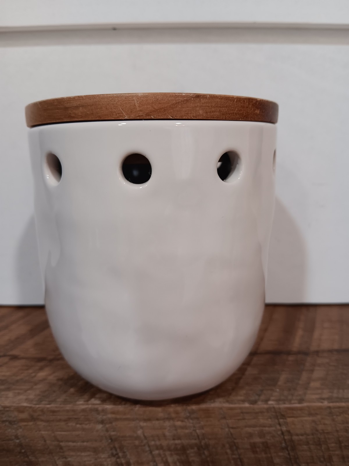 Rae Dunn Artisan Collection Garlic Cellar With Wooden Lid "Fresh"