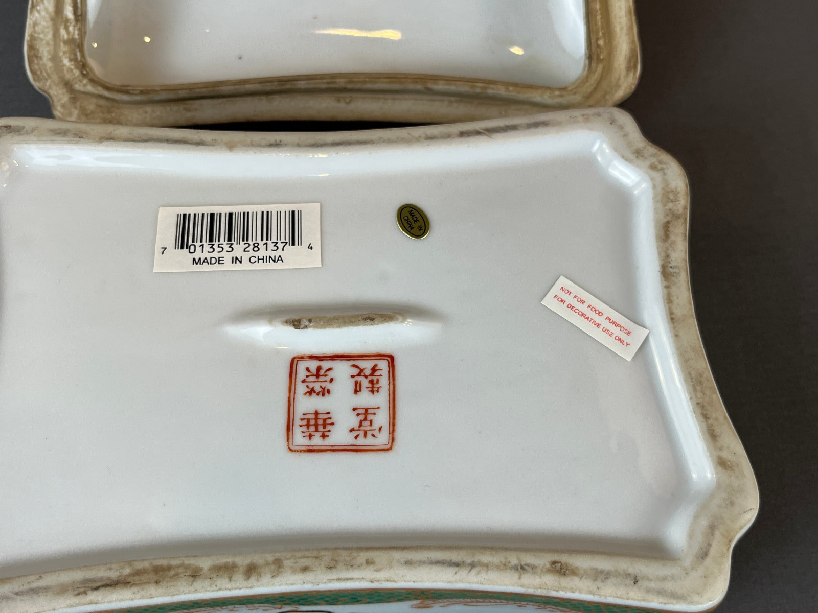 Hua Rong Tang Zhi Porcelain Hand-Painted 8" Lidded Box w/Pomegrante Finial: MINT