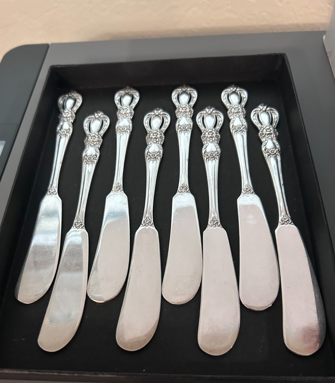 Set of 8 GRAND HERITAGE pattern individual Butter Knives Approx 6" ROGERS BRO