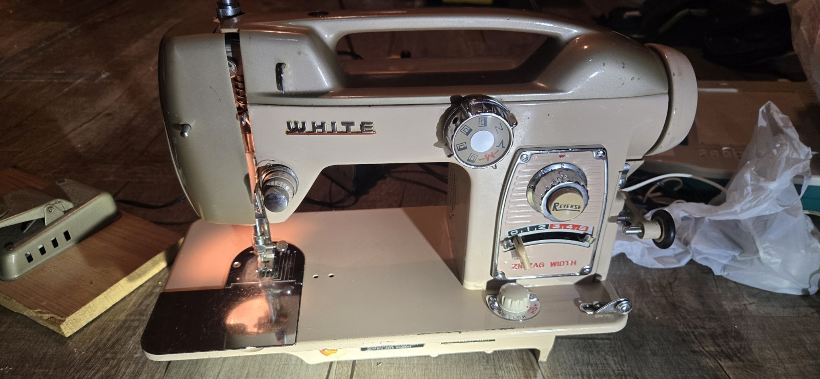 Vintage WHITE Sewing Machine Model 764 with Pedal EXCELLENT SHAPE