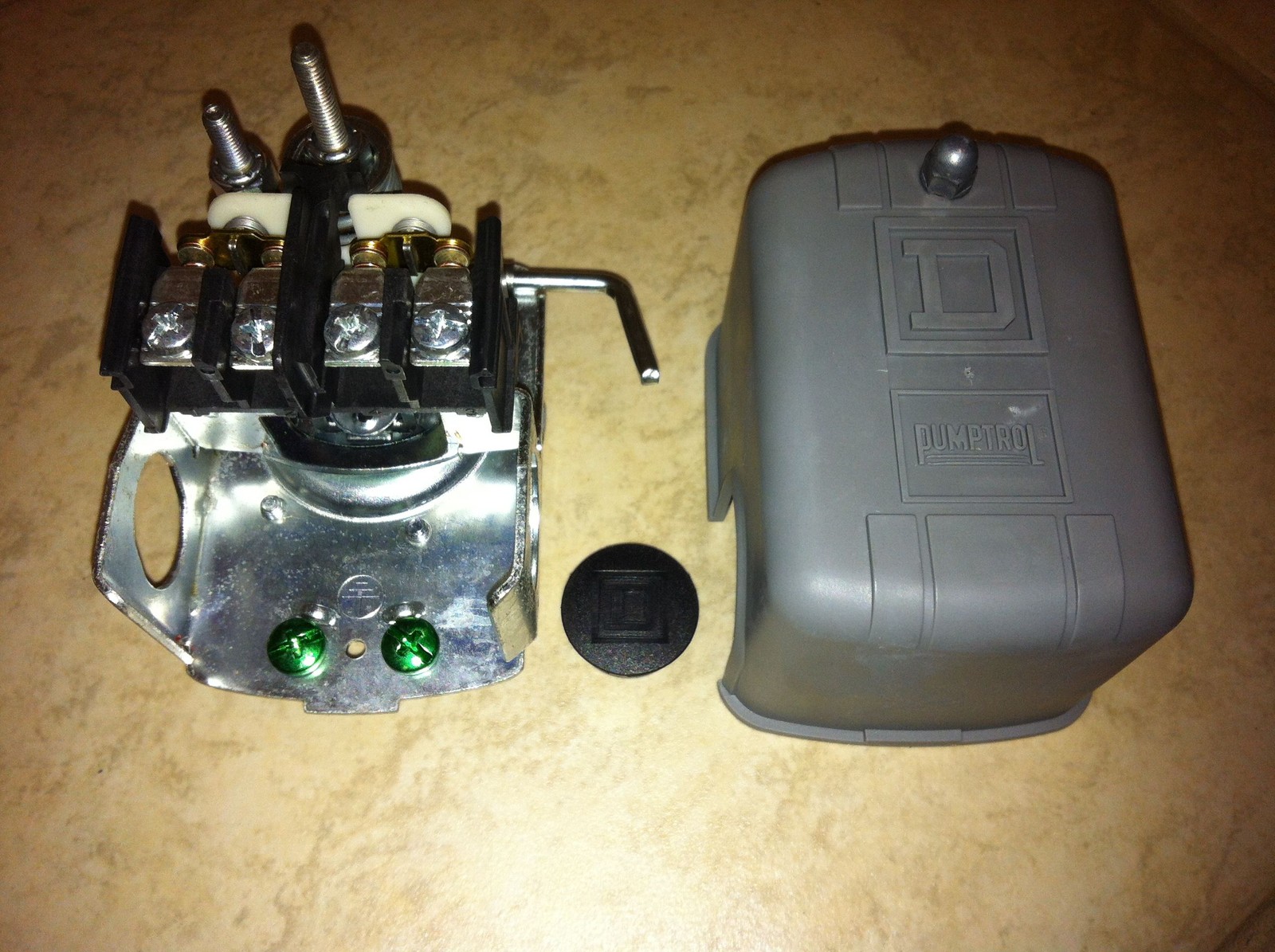 LOT OF 2 NEW PUMP PROTECTION SQUARE D WATER WELL PRESSURE SWITCH 9013FSG2J24M4