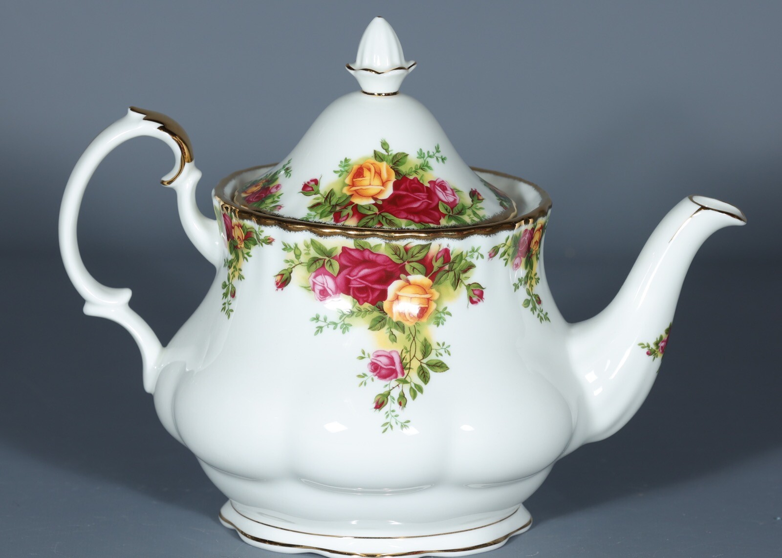ROYAL ALBERT OLD COUNTRY ROSES (1962) Bone Chine Locking Lid Teapot 5 Cup