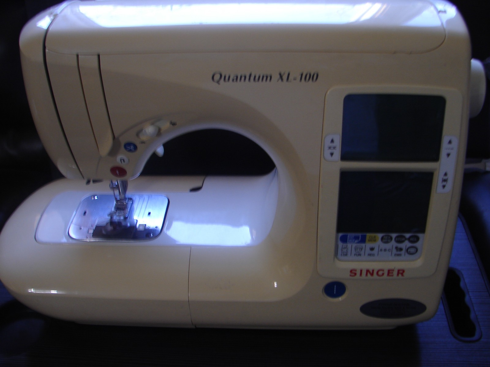 Singer Quantum XL-100 Sewing Machine W/Foot Pedal Power Cord & Accessories