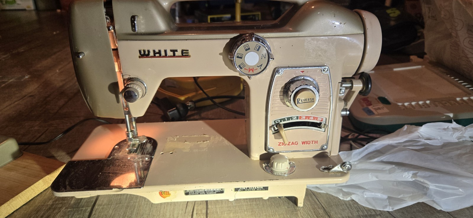 Vintage WHITE Sewing Machine Model 764 with Pedal EXCELLENT SHAPE