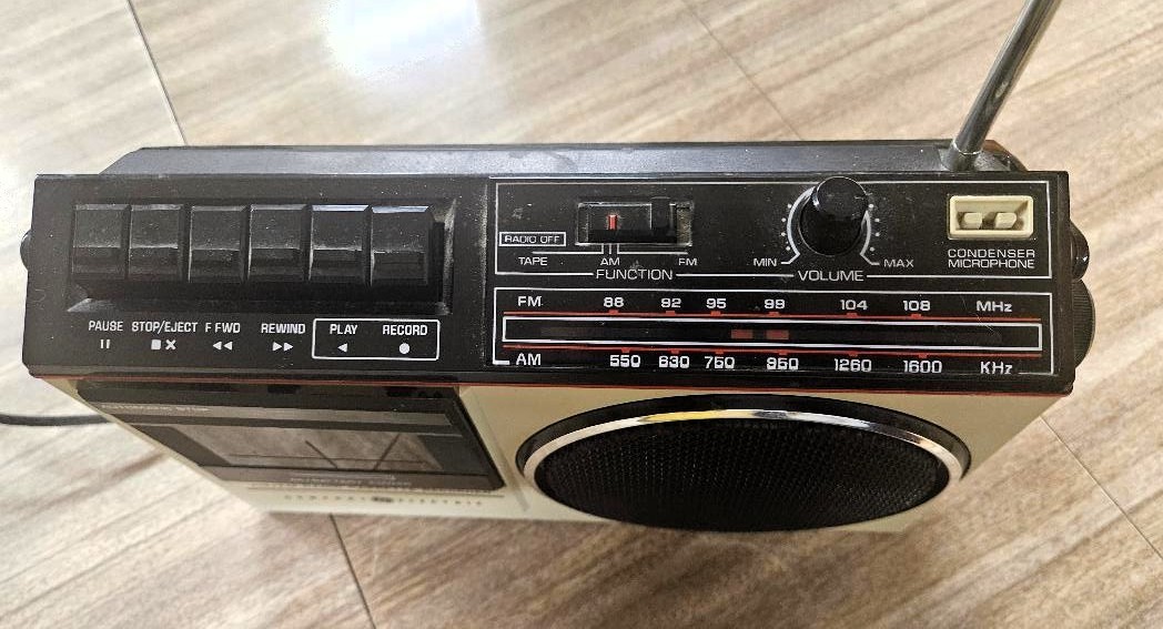 VINTAGE GE AM/FM RADIO/CASSETTE RECORDER MODEL 3-5244 WITH USERS MANUAL, WORKS