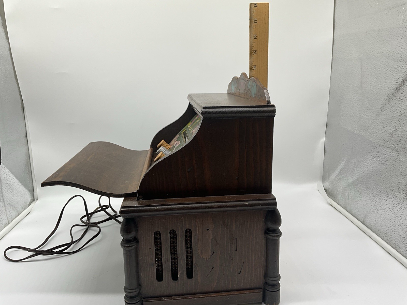 Guild Vintage 1965 "Button & Bows " Vacuum Tube AM/FM Radio Sewing Cabinet