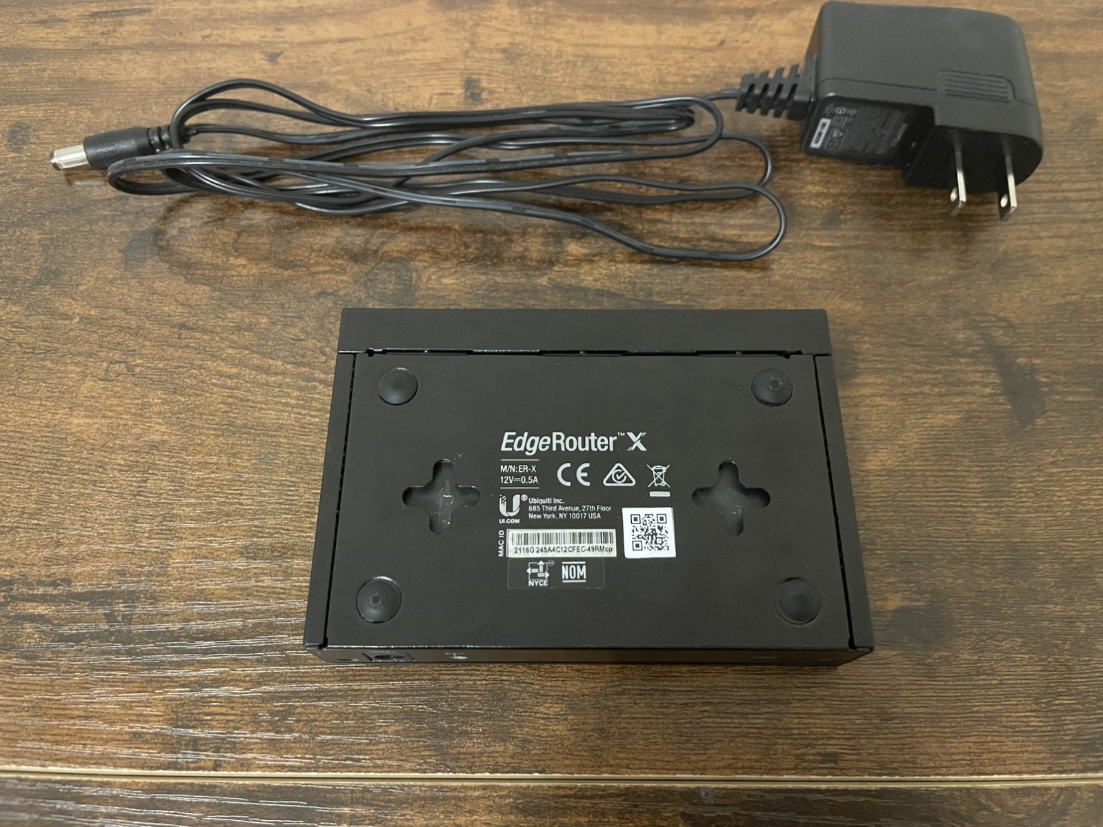 Ubiquiti Networks EdgeRouter X ER-X Gigabit Wired Router w AC Adapter