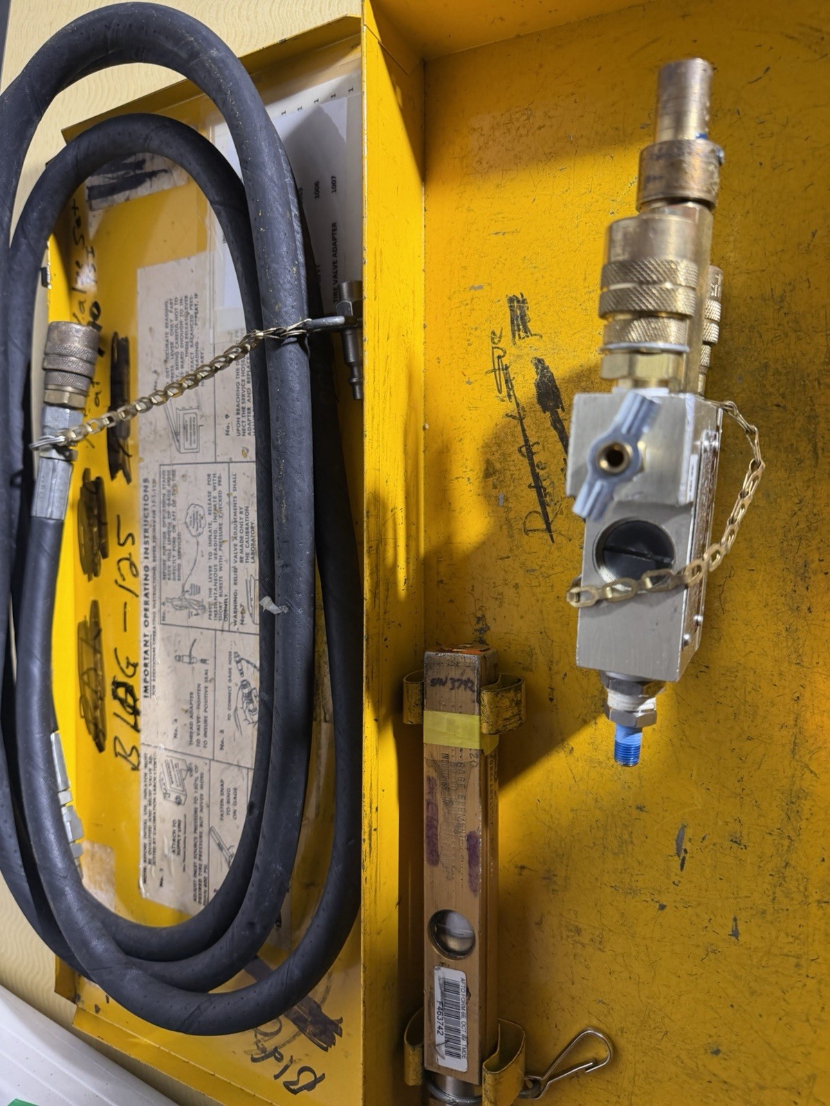 Milton 1065 Inflator Kit Military M85352/1 81349 aviation pressure gauge