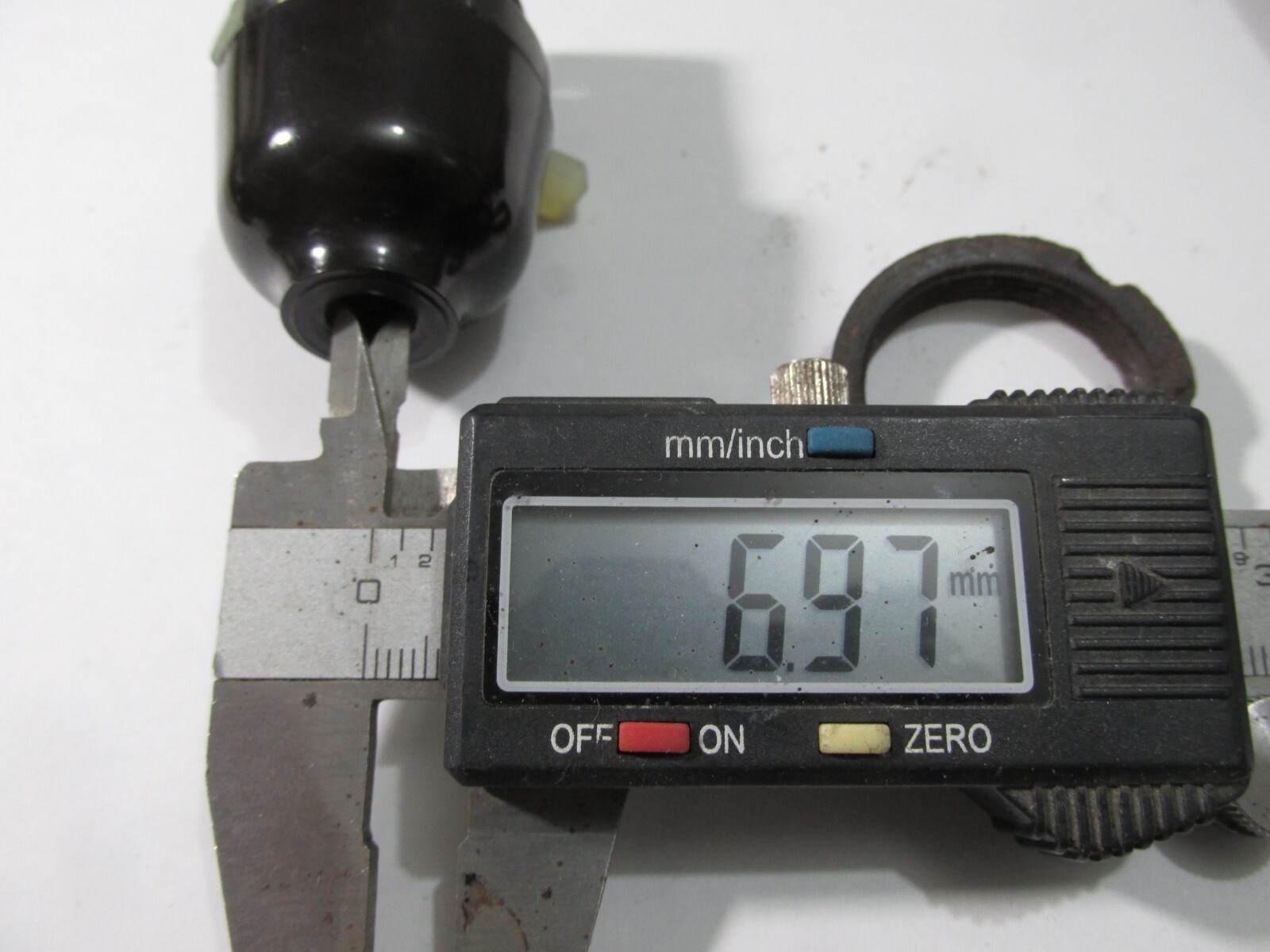 Vintage B22 WG , Bakelite Holder . (TRP04)