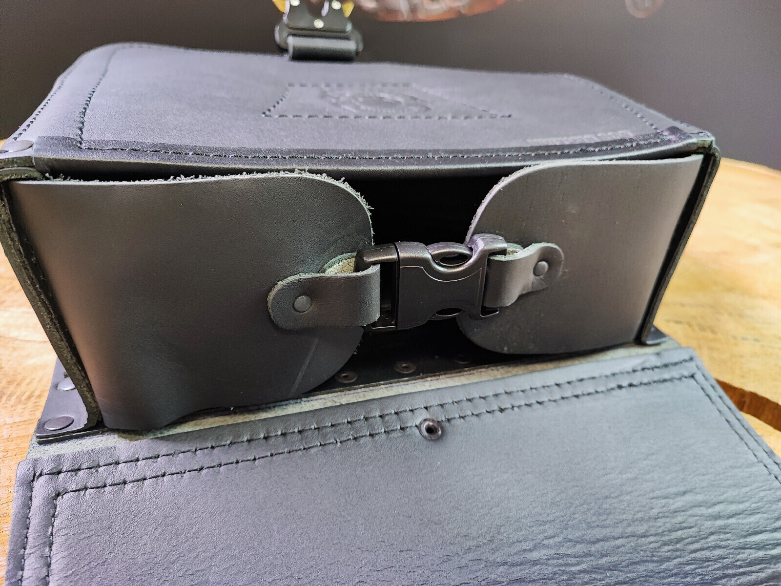 Swing bag EOS Blackline suitable for Harley Sporty Bobber leather