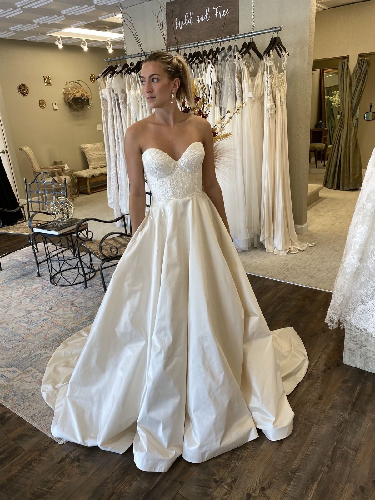 Elegant Wedding Dresses Sweetheart Satin Sweep Train Lace Bridal Gowns