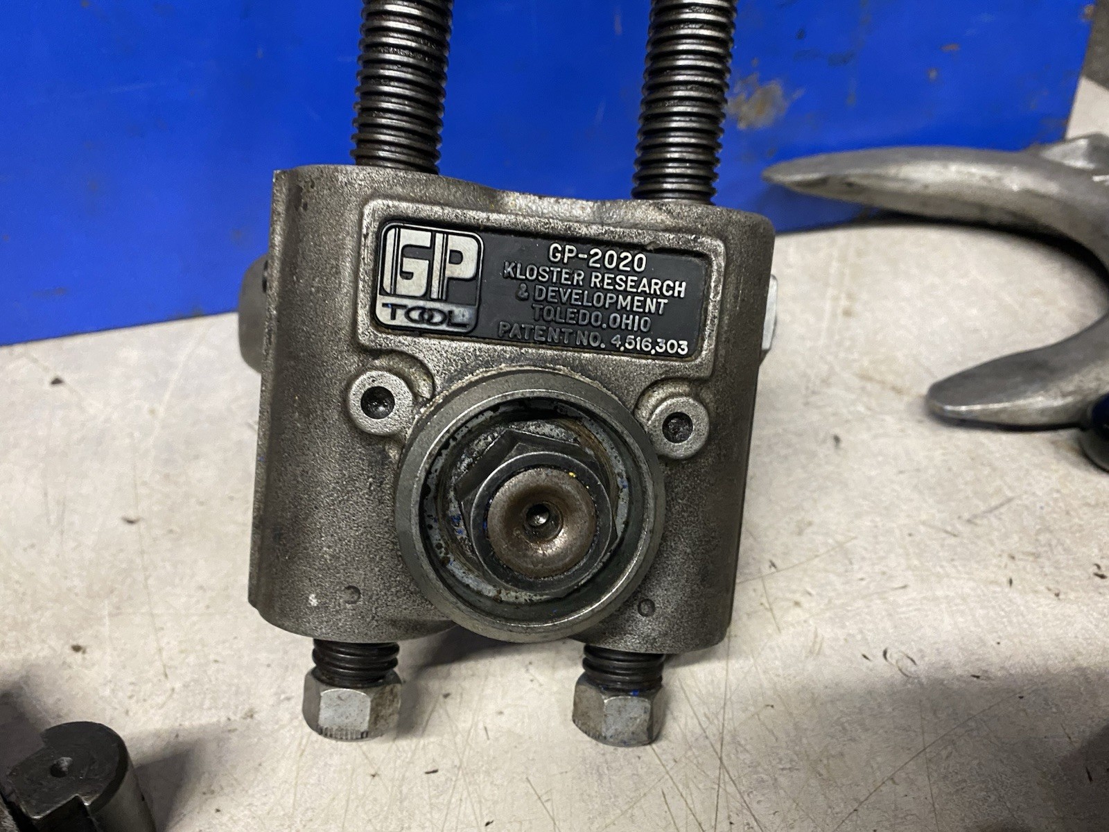 GP Tool GP 2020 Air Strut Spring Compressor with 4 Set Of Shoes, Working