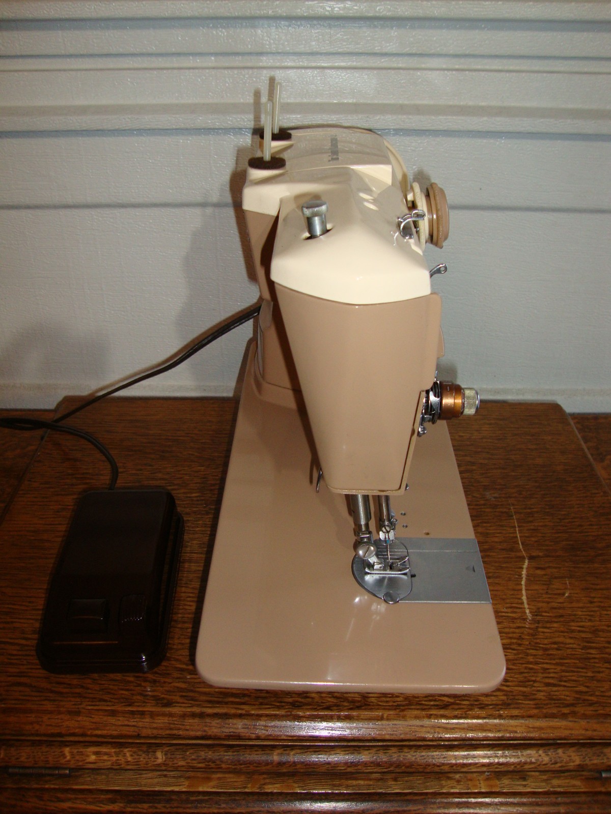 VINTAGE SINGER SEWING MACHINE MODEL 401A, SLANT NEEDLE , SERVICED