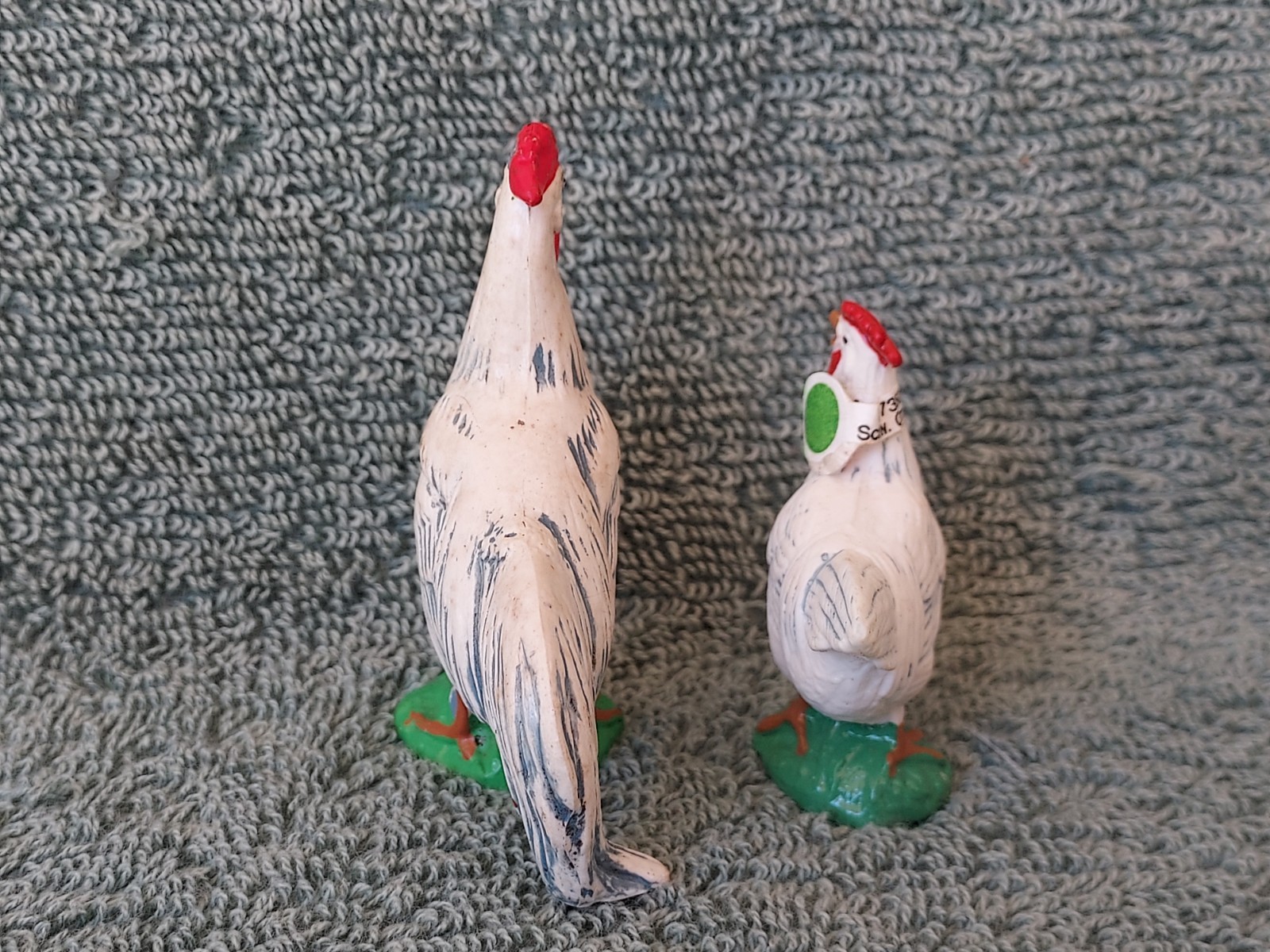 Hard To Find Retired Schleich Rooster #13011 & Hen #13012 - Excellent Condition