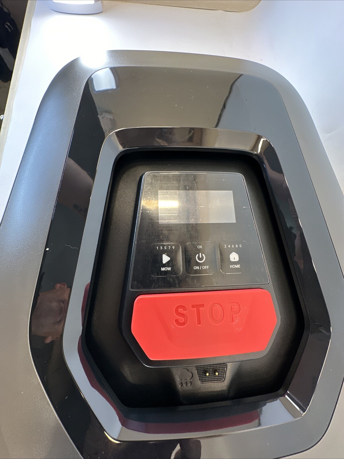 RLM1000 Robotic Lawn Mower 1/4 Acre Battery Powered Smart Path APP Control 18V