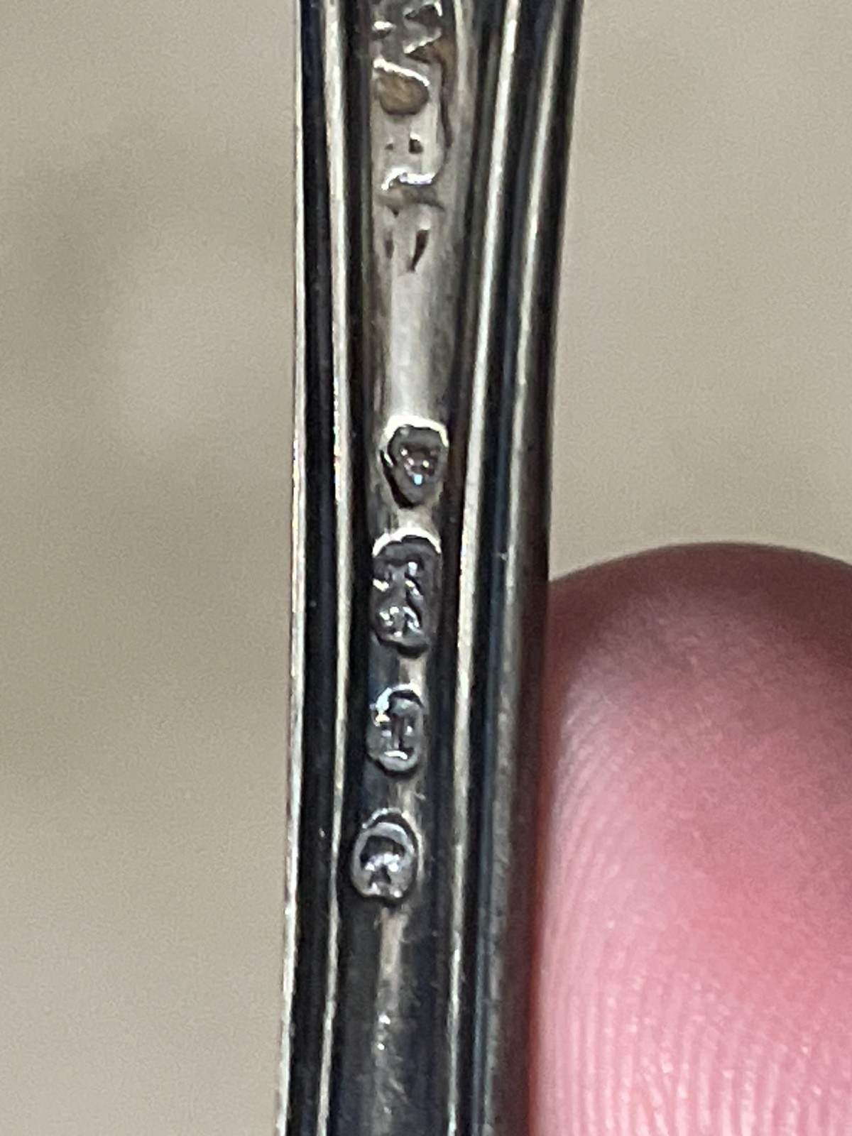 Antique English Sterling Master Salt Spoon, Kings style handle 28g