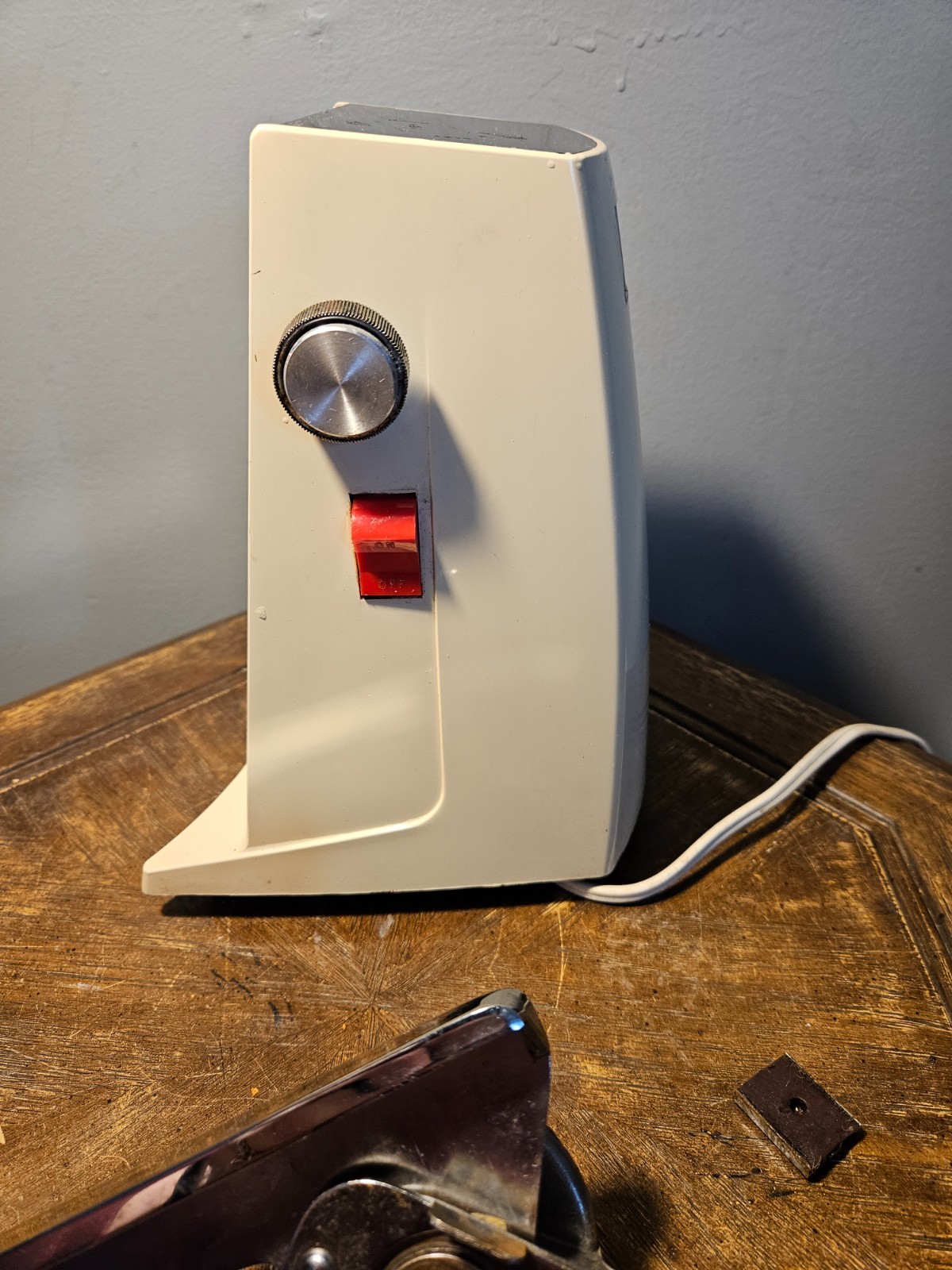 1970s HAMILTON BEACH SCOVILL ELECTRIC MEAT GRINDER AND SALAD MAKER MODEL 223